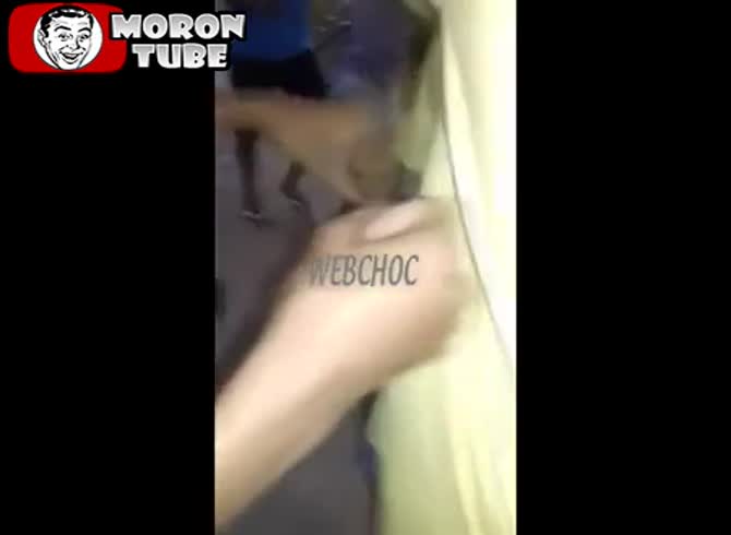 Video :As punishment, she is shot in the foot (public warned)